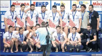  ??  ?? Srebro iz Zagreba 26. je medalja vaterpolis­ta: Bušlje, Bijač, Garcia, Vrlić, Macan, Marcelić, Lončar, Fatović, Vukičević, Buljubašić, Joković, Miloš, Šetka