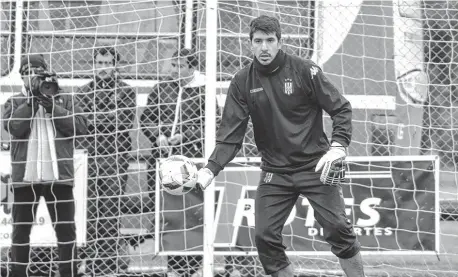  ?? ARCHIVO LA NUEVA. ?? Nereo Champagne, titular hoy ante Vélez, le otorga seguridad a un equipo que se va armando en plena pretempora­da.