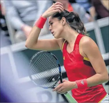  ??  ?? MAL DÍA. Muguruza, con pesar en una pausa del partido ante Pliskova, que ganó con el mínimo esfuerzo.