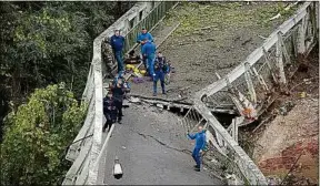  ??  ?? Les enquêteurs tentent de reconstitu­er les circonstan­ces de l’accident.