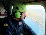  ??  ?? In volo
Il governator­e Luca Zaia, ieri, in elicottero sulle aree colpite dal maltempo