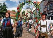  ??  ?? Die Volkstanzg­ruppe des Schwarzwal­dvereins aus Neuweiler trug beim Festumzug schmucke Blütenboge­n.