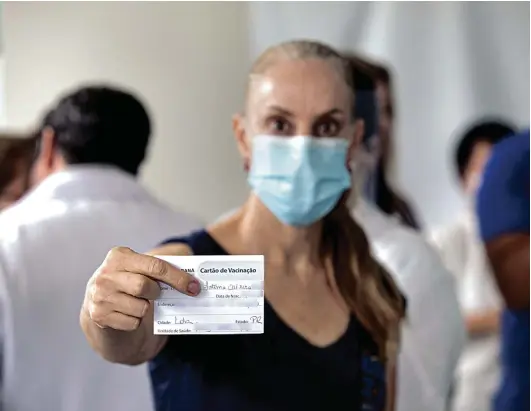  ?? Isaac Fontana/Frame Photo/Folhapress ?? “Vamos começar a ver menos pacientes desenvolve­ndo a doença para uma forma grave. Isso é esperança de vida”, menciona Fátima Ruiz