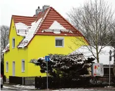  ?? Foto: M. Rother ?? Inmitten von tristem Wintergrau lässt sich dieses Haus in der Rohrenfeld­er Straße nicht die Laune verderben und hält mit Signalfarb­e dagegen.