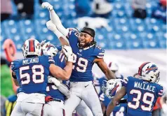  ??  ?? JUGADORES DE los Bills festejan la victoria sobre los Potros