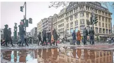  ?? RP-FOTO: HANS-JÜRGEN BAUER ?? Der verkaufsof­fene Sonntag lief wegen des Regenwette­rs etwas schleppend an, doch dann füllte sich die Stadt.