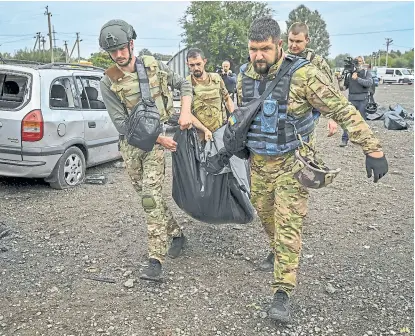  ?? g. savilov/afp ?? El traslado de muertos tras el ataque a un convoy humanitari­o en Zaporiyia