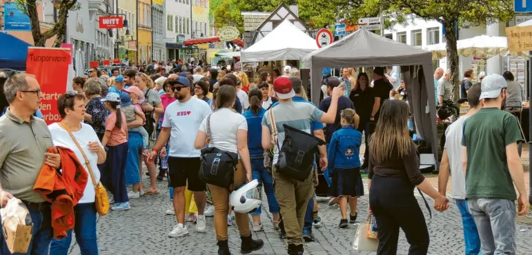  ?? Foto: Winfried Rein ?? Tausende Besucher strömten durch die Neuburger Innenstadt, denn am Sonntag luden Marktsonnt­ag, Dult und Krammarkt zum Stöbern ein.
