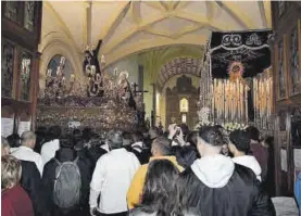  ?? ?? Las puertas de Santo Domingo se abrieron para dejar que los fieles entrasen.