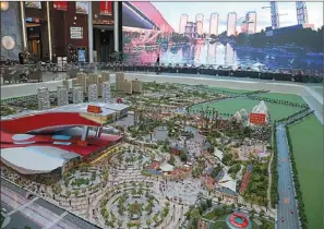  ?? NIU XIANDA / FOR CHINA DAILY ?? The Wanda Cultural and Tourist Town project will be completed in 2017. An exhibition center showcasing models of the town is now open to the public.