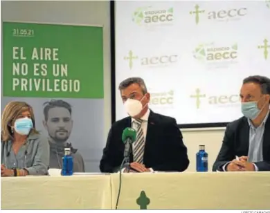  ?? LORETO CAMACHO ?? Eduardo González Mazo (centro) junto a Isabel Paredes y David de la Encina durante la rueda de prensa.