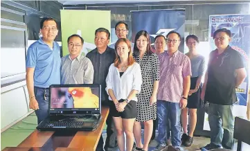  ??  ?? Soo (second left) with Acer Predator 21X during a photo call for the press conference. He is flanked by Sarawak ICT Expo 2017 organising chairman Alex Jong (left) and CSSA Sarawak Miri branch chairman Yong Chee Tak.