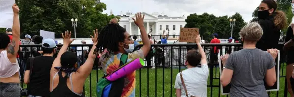  ?? AFP ?? Manifestan­tes se arrodillan mientras se reúnen frente a la Casa Blanca en Washington en una manifestac­ión sobre la muerte de George Floyd, un hombre afroameric­ano que murió después de que un policía blanco se arrodilló en su cuello durante varios minutos.