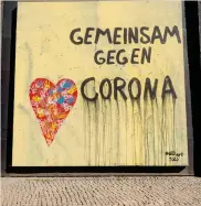  ??  ?? Insieme contro il coronaviru­s.
A Berlino anche i graffiti indicano la voglia di ripartire della Germania
EPA