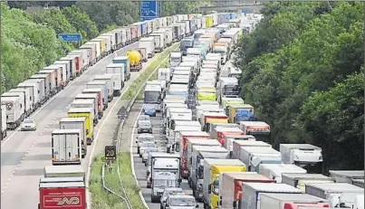  ??  ?? A ‘worst case’ scenario could see up to 7,000 lorries queuing through Kent in scenes not seen since the chaos of Operation Stack in 2015