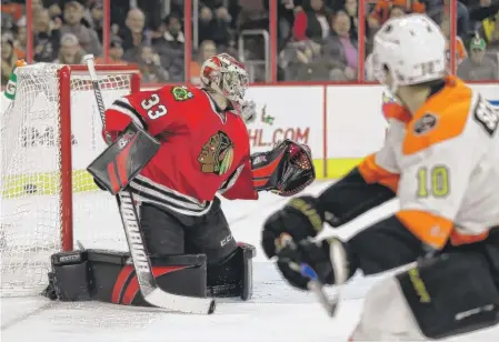  ?? | MATT SLOCUM/ AP ?? Center Brayden Schenn ( 10) solves Blackhawks goalie Scott Darling for the Flyers’ third goal in the second period.