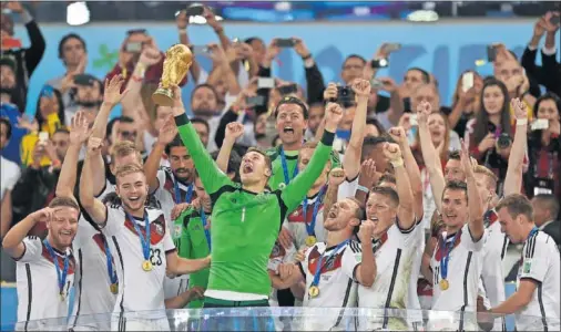  ??  ?? CAMPEONES DEL MUNDIAL 2014. El éxito de los equipos de categorías inferiores llevó a Alemania a ganar en Brasil el Mundial.