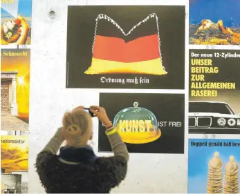  ?? FOTOS: ROLAND WEIHRAUCH/DPA ?? Politische Plakate, die zu Kunstwerke­n geworden sind: Zahlreiche Werke des Heidelberg­er Grafikers, Juristen und Verlegers Klaus Staeck sind derzeit im Museum Folkwang in Essen zu sehen.