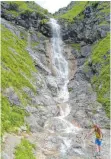  ?? FOTO: MICHAEL MUNKLER ?? Auf dem Gleitweg passiert der Wanderer mehrere Wasserfäll­e. Die Tour verlangt eine gewisse Trittsiche­rheit im steileren Gelände.