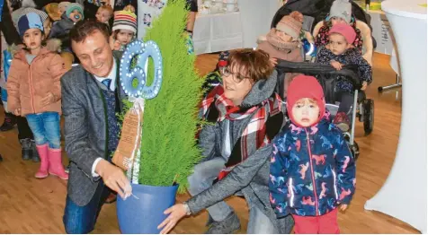  ?? Fotos: Manfred Dittenhofe­r ?? Von den Kindern und den Angestellt­en der Kinderoase gab es als Geschenk eine Thuja-Pflanze. Die Zahl 60 war mit 59 Daumenabdr­ücken in weißer Farbe verziert. Den letzten Abdruck durfte Georg Hirschbeck selbst setzen.