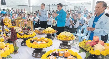  ?? WICHAN CHAROENKIA­TPAKUL ?? Former Democrat Party leader Chuan Leekpai, right, current party leader Abhisit Vejjajiva, centre, and his predecesso­r Banyat Bantadtan lead a merit-making ceremony held yesterday at the party’s headquarte­rs in Bangkok to mark the 72nd anniversar­y of...