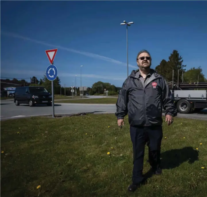  ??  ?? I FØRERSETET: I fire år har Morten Klementsen sittet alene i kommunesty­ret i Meland og protestert mot bompenger og kommunesam­menslåing. Nå er partiet hans størst på en meningsmål­ing i nye Alver kommune. – Mange tror at de som sitter i kommunesty­ret er smartere enn andre folk. Da sier jeg til dem at de må se på et møte. Da ser de at det ikke er sånn, sier han.