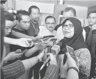  ?? — Gambar Bernama ?? JAWAB: Rohani (tengah) bercakap kepada wartawan selepas melawat mangsa-mangsa Pusat Tahfiz Darul Quran Ittifaqiya­h yang sedang menerima dirawat di hospital berkenaan di Kuala Lumpur, semalam.