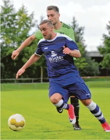  ?? Foto: Andreas Lode ?? Da half alles Mühen nichts: Mario Secchi – hier vor Franz Salzer am Ball – und die Seinen hatten auf heimischem Platz gegen Lüt zelburg wenig zu bestellen.