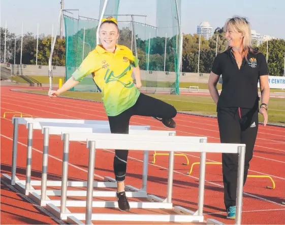  ?? Picture: RICHARD GOSLING ?? Jasmine Williams trains with her coach, former Olympic champion Glynis Nunn, at Runaway Bay ahead of next year’s Special Olympics.