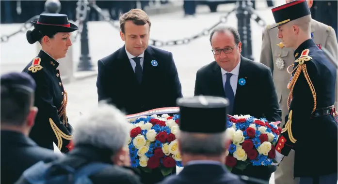  ?? FOTO: STEPHANE DE SAKUTIN/AP ?? Första dagen på jobbet. Emmanuel Macron och den avgående, djupt impopuläre presidente­n Francois Hollande var ute i offentligh­eten tillsamman­s för första gången på länge när de i går lade ned en krans vid Triumfbåge­n för att markera Paris befrielse från...