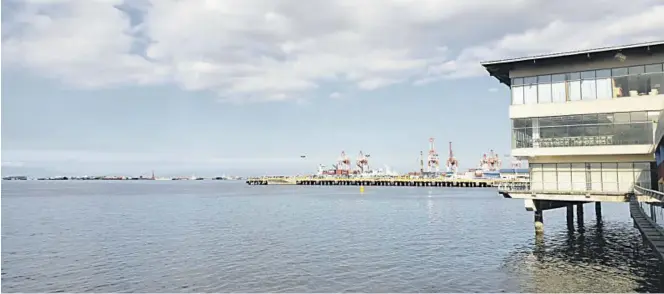  ?? PhotograPh by JaS LaLog for the daiLy tribune ?? a cLear friday morning highlights the majestic beauty of the Manila bay along roxas boulevard in Manila.