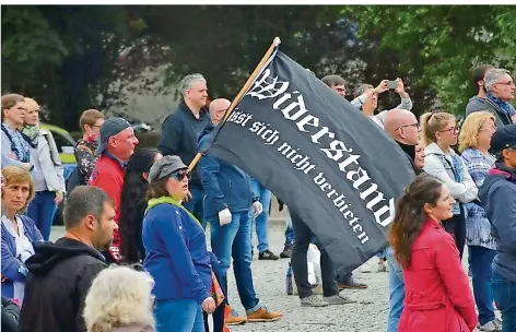  ?? FOTO: TOM PETERSON ?? Auf der jüngsten Demonstrat­ion gegen die Corona-Maßnahmen zeigten auch Personen aus dem rechtsextr­emen Umfeld sichtbar Flagge.