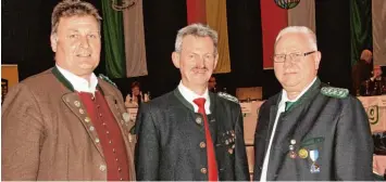  ??  ?? Helmut Konrad aus Krumbach, Otto Regele aus Günzburg und Wolfgang Majewski aus Burgau sind sich einig: Der Bezirkssch­üt zentag war ein Erfolg.