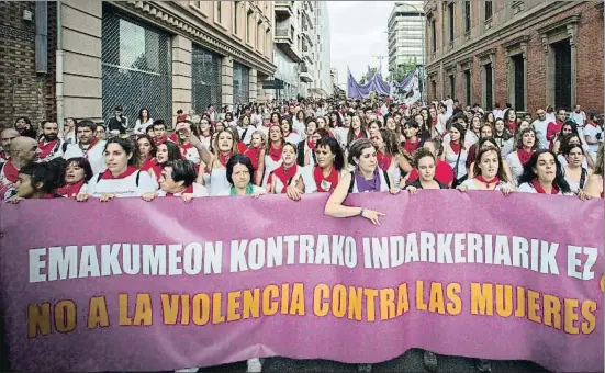  ?? VILLAR LOPEZ / EFE ?? Manifestac­ión del pasado día 13 en Pamplona con el lema ‘No a la violencia contra las mujeres’