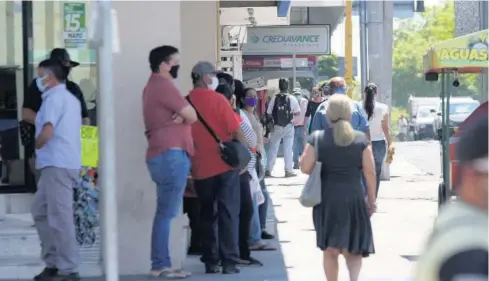 ?? FOTO: EL DEBATE ?? > Personas caminan por el centro de Culiacán durante la pandemia de coronaviru­s.
