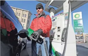  ?? MIKE DE SISTI / MILWAUKEE JOURNAL SENTINEL ?? Mike McNally of Wauwatosa fills up at the BP station at W. St. Paul and N. Plankinton avenues.