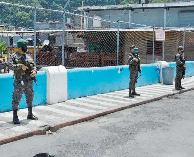  ?? TORRES/EL HERALDO DE CHIAPAS ?? El ejército de Guatemala custodia el puente fronterizo/EDUARDO