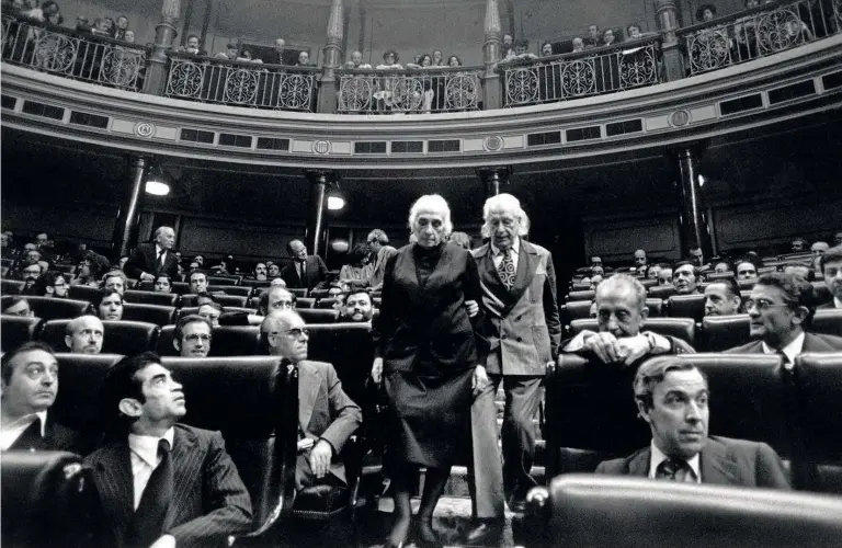  ??  ?? Dolores Ibarruri y Rafael Alberti bajan los escalones del hemiciclo del Congreso de los Diputados en julio de 1977 durante una sesión de las Cortes Constituye­ntes.