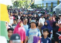  ?? UNIVERSITA­S AIRLANGGA FOR JAWA POS ?? MELEBUR: Masyarakat umum bersama civitas academica Unair mengikuti jalan sehat pada Sabtu (9/11). Sebelumnya, mereka mengikuti senam pagi. Masyarakat juga menghadiri bazar yang dimeriahka­n dengan door prize.