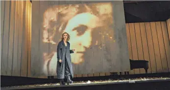 ?? FOTO: JULIAN BAUMANN ?? Evgenia Dodina spielt in der Stuttgarte­r Inszenieru­ng Claire und zugleich sich selbst.