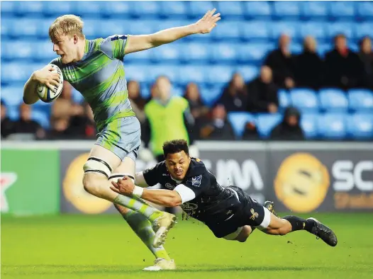  ?? PICTURES: Getty Images ?? No stopping him: Andrew Davidson of Newcastle avoids a tackle from Juan de Jongh to score