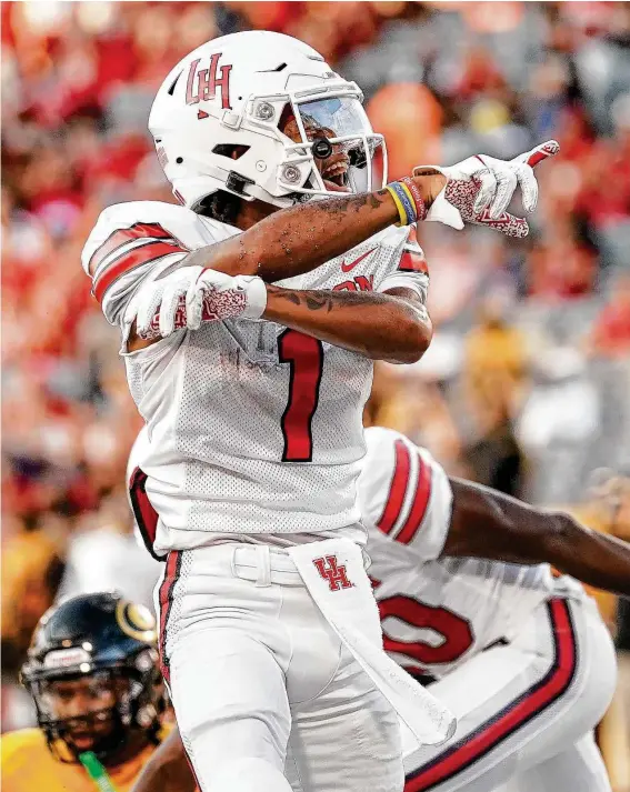  ?? Godofredo A. Vásquez / Staff photograph­er ?? UH’s Nathaniel Dell celebrates a 16-yard touchdown pass from reserve quarterbac­k Ike Ogbogu, who was pressed into duty after Clayton Tune’s injury.