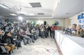  ?? AFP ?? Jefes de las Farc Iván Márquez (izq. fondo) y Carlos Lozada (der.), en rueda de prensa.