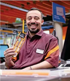  ??  ?? Comedian Zeki lanciert bei der Migros jetzt ...