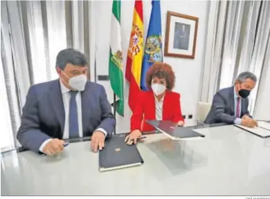  ?? JOSÉ GUERRERO ?? Juan Espadas, junto a la presidenta de la Diputación y el alcalde de Huelva.