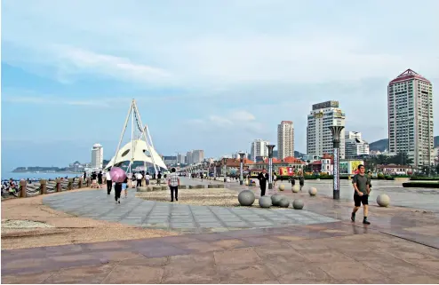  ??  ?? El malecón de Yantai atrae a muchos visitantes.