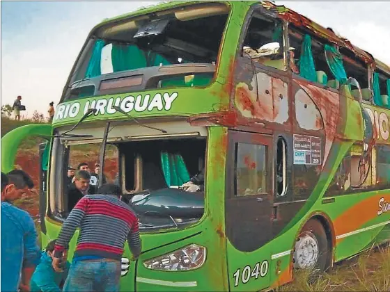 ??  ?? DESTRUIDO. Así quedó el micro de la empresa Río Uruguay tras el hecho. Según testigos, cinco personas viajaban paradas. Rocío
