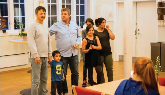  ?? FOTO: GEIR CHRISTIAN JOHANNESSE­N ?? Familien Ibrahim har får lov til å bo i Norge. Daglig leder i Vågsbygd kirke, Per Gunnar Pedersen, fikk formidle de gode nyhetene til familien torsdag.