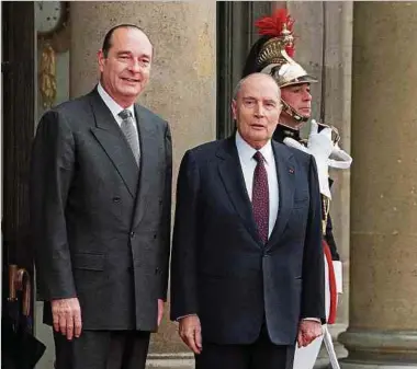  ?? Photos: Getty Images/Archives LW ?? Jacques Chirac (à gauche) a enduré l'ombre de François Mitterrand, notamment lors de la première cohabitati­on.