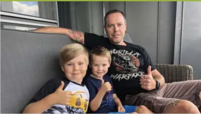  ?? FOTO JOZEF CROUGHS ?? Kenric (midden) samen met broer broer Kayden en papa Serge.